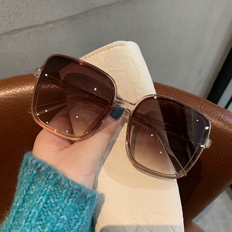 Fashionable oversized glasses  - огляд і ціна Street Fashion Pose