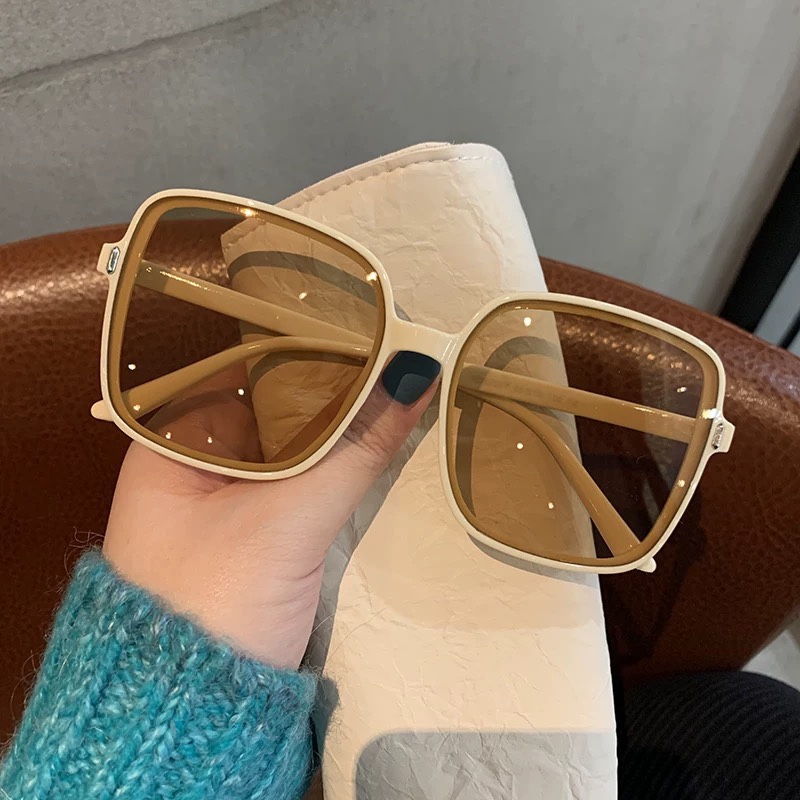 Fashionable oversized glasses  - огляд і ціна Street Fashion Pose