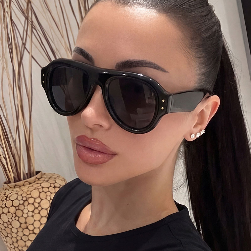 Rice stud frog-shaped sunglass - огляд і ціна Street Fashion Pose