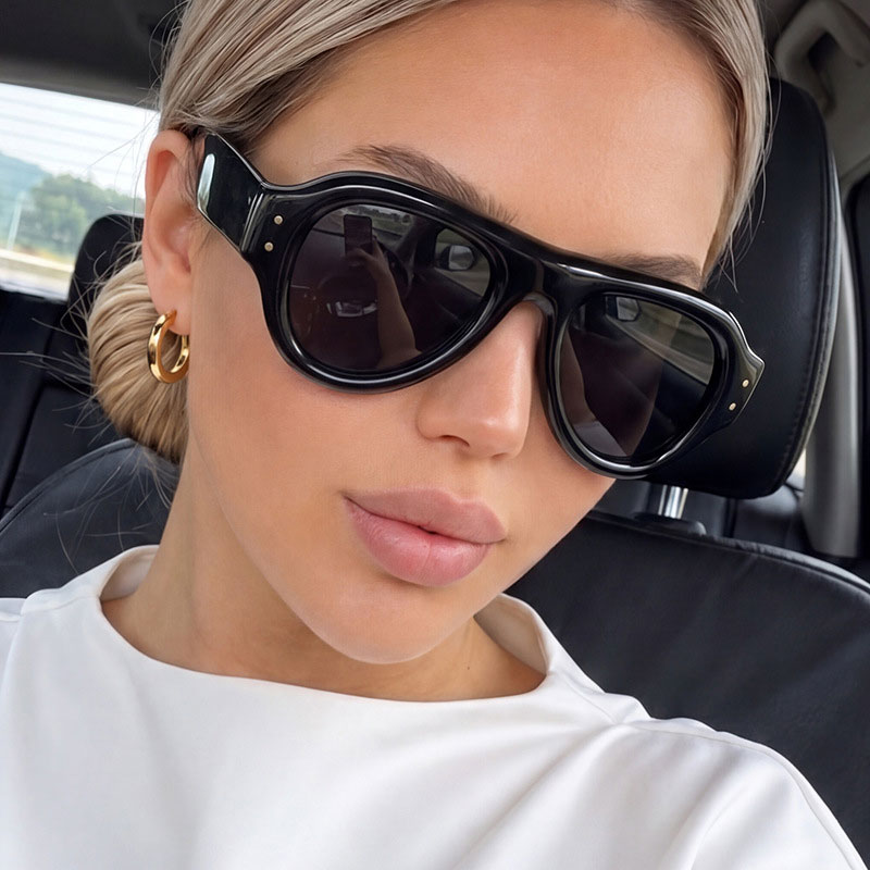 Rice stud frog-shaped sunglass - огляд і ціна Street Fashion Pose