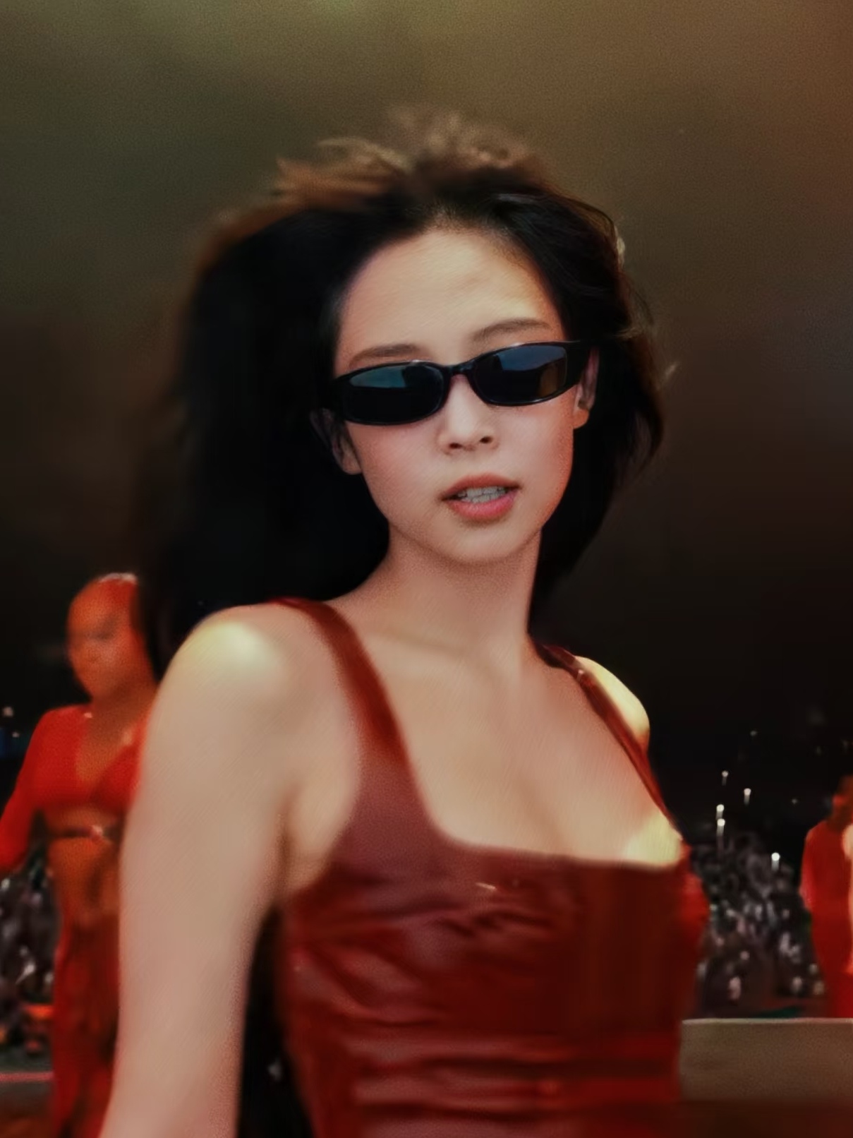 Jennie Concert Vintage Small F - огляд і ціна Street Fashion Pose