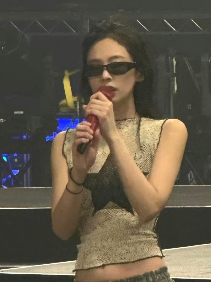 Jennie Concert Vintage Small F - огляд і ціна Street Fashion Pose
